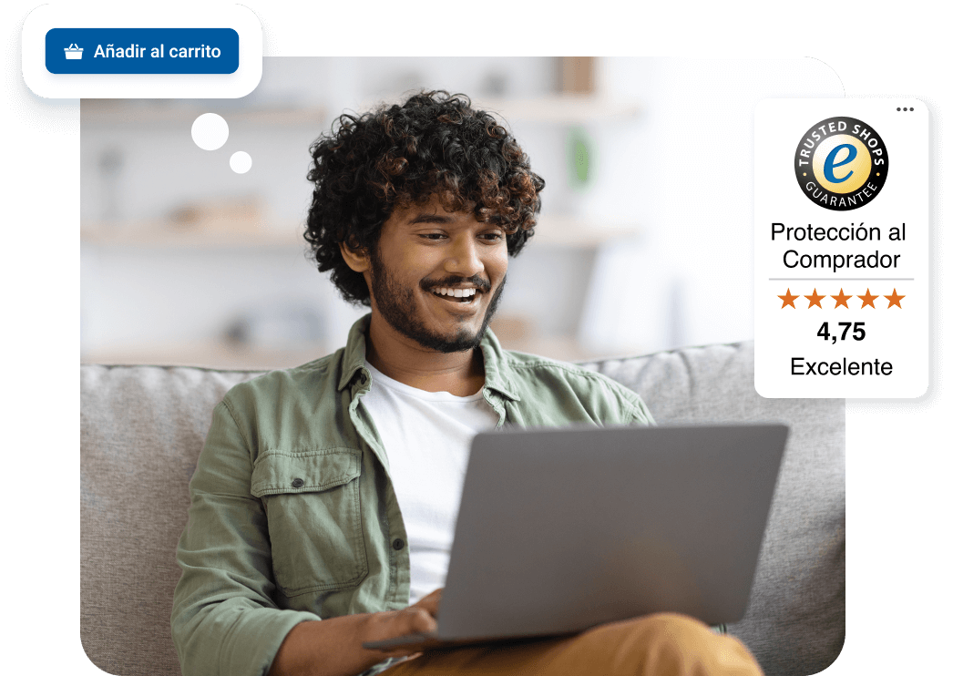 Hombre sonriente delante de su portátil, añade un producto a la cesta después de ver el sello de calidad de Trusted Shops, la protección al comprador, las opiniones y la valoración global.